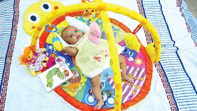 ছোট শিশুর বিছানা-বালিশ হতে হবে আরামদায়ক ও পরিষ্কার। মডেল: যারিতা জয়ধ্বনি, ছবি: নকশা