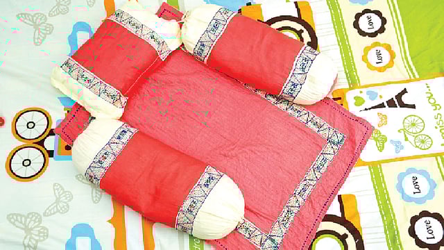 বাজারে পাওয়া যাচ্ছে নবজাতকের বিভিন্ন ধরনের বিছানা-বালিশের সেট