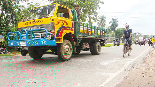 এ রকম অনেক গতিরোধক রয়েছে খুলনার রাস্তায়। কিন্তু বেশির ভাগেই রং নেই। ফলে ঝুঁকি নিয়ে চলছে যান। ছবিটি বাংলাদেশ বেতার খুলনা কার্যালয়ের সামনে থেকে তোলা l প্রথম আলো