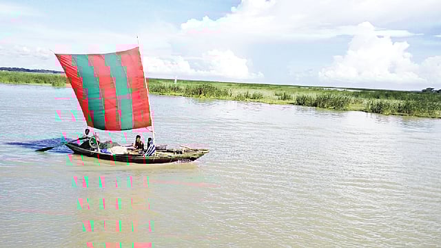 বর্ষায় নদী পথে বাংলার প্রকৃতি এমনই। ছবি: লেখক