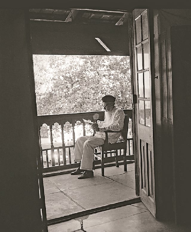 কাজী মোতাহার হোসেন (৩০ জুলাই ১৮৯৭—৯ অক্টোবর ১৯৮১) ছবি: নাসির আলী মামুন, ফটোজিয়াম; বর্ধমান হাউস, বাংলা একাডেমি, ঢাকা, মে ১৯৭৮