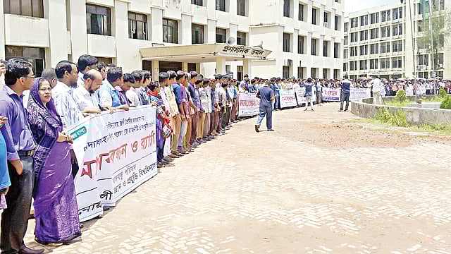 জঙ্গিবাদের বিরুদ্ধে গতকাল নোয়াখালী বিজ্ঞান ও প্রযুক্তি বিশ্ববিদ্যালয়ে শিক্ষক, শিক্ষার্থী ও কর্মকর্তা-কর্মচারীরা মানববন্ধন করেন l প্রথম আলো