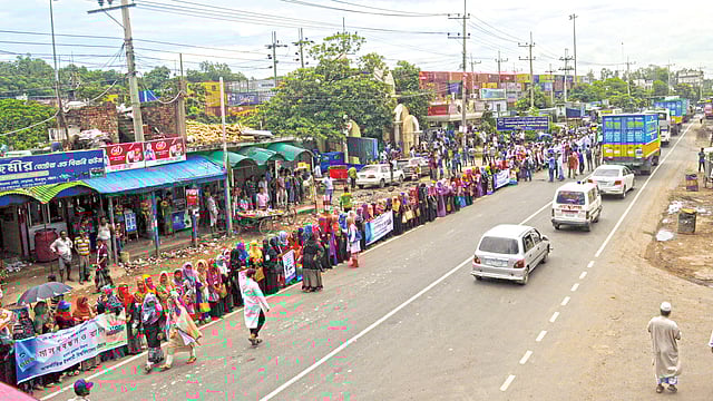 ঢাকা-চট্টগ্রাম মহাসড়কের সীতাকুণ্ডের কুমিরা অংশে গতকাল সকালে জঙ্গিবাদবিরোধী মানববন্ধন করেন আন্তর্জাতিক ইসলামি বিশ্ববিদ্যালয় চট্টগ্রামের শিক্ষক ও শিক্ষার্থীরা l ছবি: প্রথম আলো