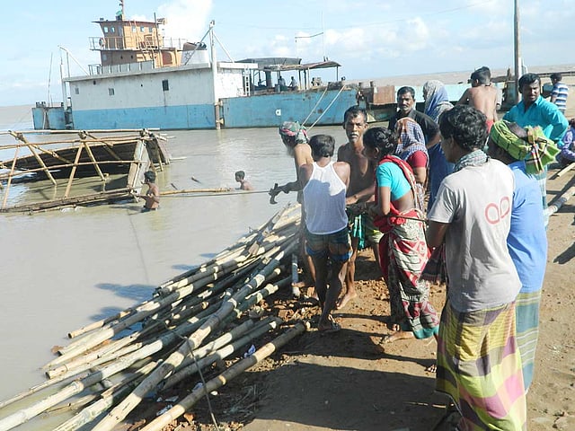 রাজবাড়ীর গোয়ালন্দ উপজেলার দৌলতদিয়ার ১ নম্বর ফেরিঘাট এলাকায় মঙ্গলবার গভীর রাতে হঠাৎ ভাঙনে তিনটি খাবার হোটেল ও দোকান নদীগর্ভে চলে যায়। একই সঙ্গে পদ্মায় বিলীন হয় ঘাট-সংলগ্ন সিদ্দিক কাজীর পাড়ার ছয় পরিবারের বসতভিটা। ছবি: এম রাশেদুল হক