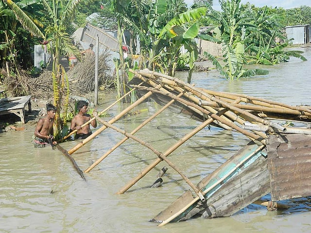রাজবাড়ীর গোয়ালন্দ উপজেলার দৌলতদিয়ার ১ নম্বর ফেরিঘাট এলাকায় মঙ্গলবার গভীর রাতে হঠাৎ ভাঙনে তিনটি খাবার হোটেল ও দোকান নদীগর্ভে চলে যায়। একই সঙ্গে পদ্মায় বিলীন হয় ঘাট-সংলগ্ন সিদ্দিক কাজীর পাড়ার ছয় পরিবারের বসতভিটা। ছবি: এম রাশেদুল হক