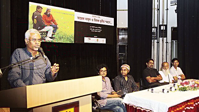 জাতীয় সংগীত ও নৃত্যকলা ভবন মিলনায়তনে তারেক মাসুদ ও মিশুক মুনীরের প্রয়াণ দিবসে কথা বলছেন মিশুক মুনীরের ছোট ভাই আসিফ মুনীর l ছবি: প্রথমআলো