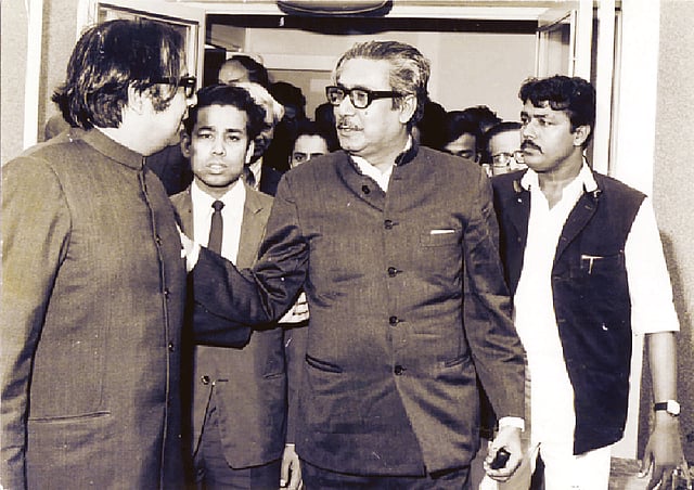 লেখককে নির্দেশ দিচ্ছেন বঙ্গবন্ধু, লন্ডন ১৯৭২