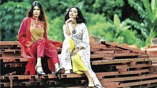 চাপা অথবা গোড়ালি থেকে একটু উঁচু, সালোয়ার ও প্যান্টের নকশায় এমনই ভিন্নতা। মডেল: স্পৃহা ও আফরিন, পোশাক: ড্রেসিডেল ও ক্যাটস আই, সাজ: পারসোনা, ছবি: কবির হোসেন