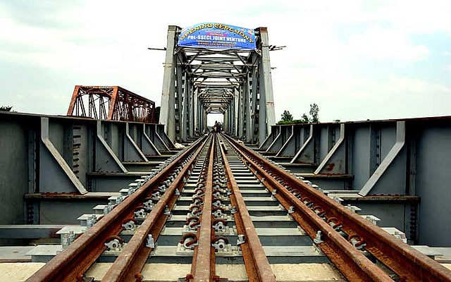 দিনাজপুরের চিরিরবন্দর উপজেলার কাঁকড়া নদীর ওপর নবনির্মিত ১৪৭ মিটার দীর্ঘ রেল সেতু। ছবি: প্রথম আলো