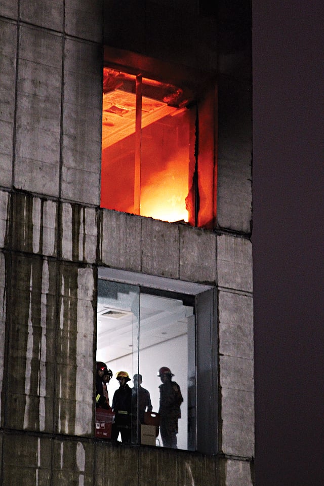 রাজধানীর পান্থপথে বসুন্ধরা সিটি শপিং কমপ্লেক্সে আগুন নিয়ন্ত্রণে এলেও রাত ১০টায় পেছনের একটি অংশে আগুন জ্বলতে দেখা যায় l ছবি: প্রথম আলো