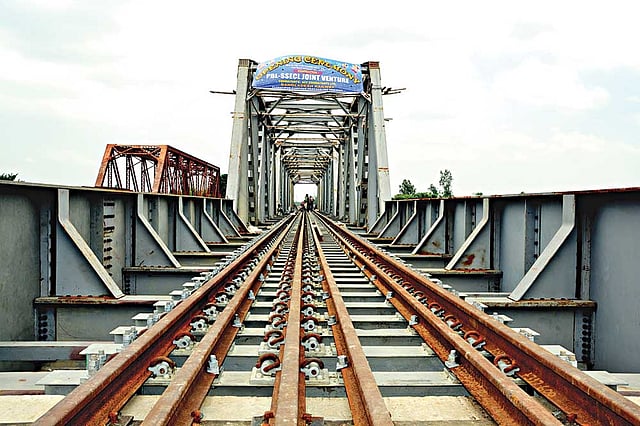 দিনাজপুরের চিরিরবন্দর উপজেলার কারেন্টহাট এলাকায় কাঁকড়া নদীর ওপর নবনির্মিত ১৪৭ মিটার দীর্ঘ রেলসেতু l প্রথম আলো