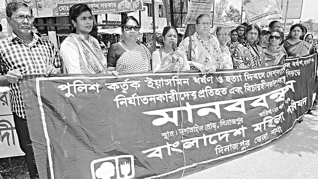 দিনাজপুর-দশমাইল মহাসড়কে কিশোরী ইয়াসমীনের স্মৃতিস্তম্ভের পাশে গতকাল মহিলা পরিষদ মানববন্ধন করে l ছবি: প্রথম আলো