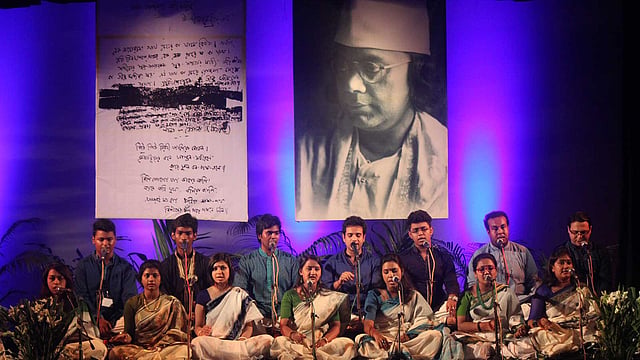 অনুষ্ঠানের শুরুতে সমবেত পরিবেশনা ছবি সৌজন্য ছায়ানট
