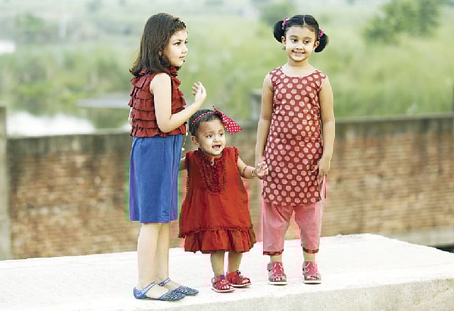 মডেল: রাইদা (মাঝে) পোশাক: অরণ্য