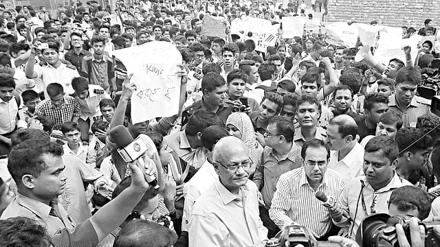 গতকাল বখাটের ছুরিকাঘাতে নিহত উইলস লিটল ফ্লাওয়ারের স্কুলছাত্রী সুরাইয়া আক্তার (রিসা) হত্যার বিচারের দাবিতে বিক্ষোভরত শিক্ষার্থী ও অভিভাবকদের আশ্বস্ত করেন শিক্ষামন্ত্রী নুরুল ইসলাম নাহিদ l ছবি: প্রথম আলো