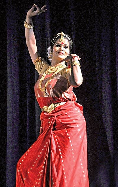 রবীন্দ্রনাথের ‘শাপমোচন’ নৃত্যনাট্যের একটি বিশেষ মুহূর্তে নৃত্য শিল্পী প্রমা অবন্তী