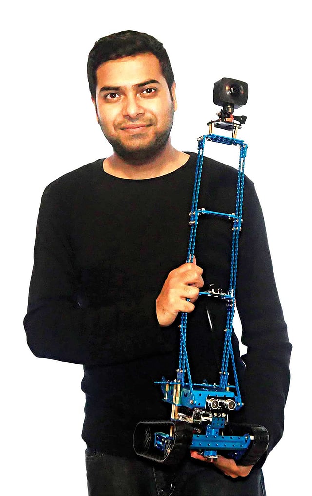 নিজের বানানো রোবট হাতে মেহযেব চৌধুরী