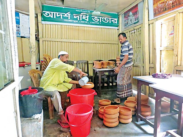 ভোলা সদর উপজেলার একটি দইয়ের দোকানে কাঁচা দই বসানো হচ্ছে l প্রথম আলো
