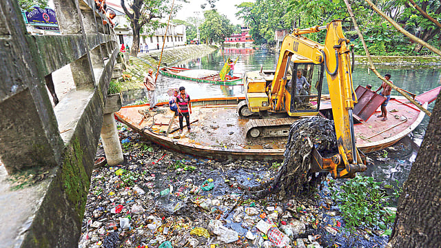 শুভাঢ্যা খালে চলছে আবর্জনা পরিষ্কারের কাজ। গতকাল দুপুরে তোলা ছবি l প্রথম আলো