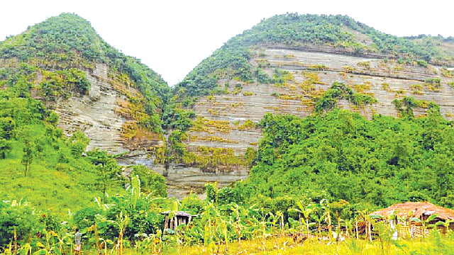 টেকনাফের নোয়াখালিয়া পাড়ায় অবস্থিত ঘুর পাহাড়