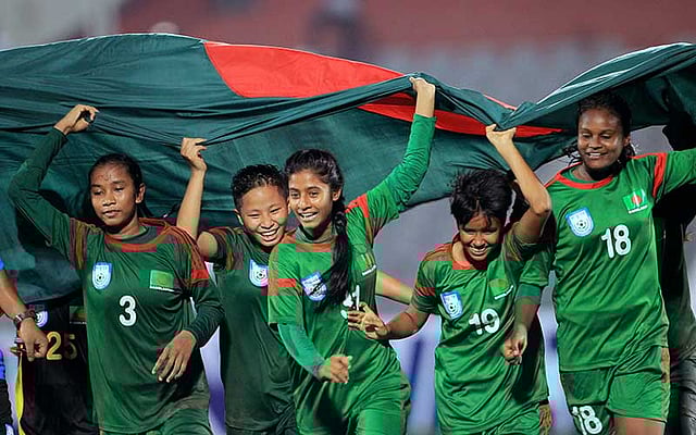 দেশের পতাকা এভাবেই উর্ধ্বে তুলে ধরতে চায় বাংলাদেশ অনূর্ধ্ব–১৬ মহিলা ফুটবল দল। সম্প্রতি বঙ্গবন্ধু স্টেডিয়াম থেকে তোলা ছবি। –প্রথম আলো