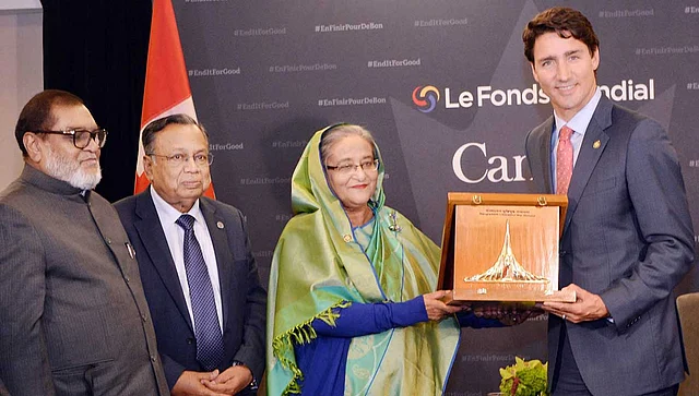 বাংলাদেশের মুক্তিযুদ্ধে বিশেষ অবদানের স্বীকৃতি হিসেবে কানাডার সাবেক প্রধানমন্ত্রী পিয়েরে ট্রুডোকে মরণোত্তর ‘বাংলাদেশ মুক্তিযুদ্ধ সম্মাননা’ দেওয়া হয়েছে। সাবেক এই প্রধানমন্ত্রীর ছেলে দেশটির বর্তমান প্রধানমন্ত্রী জাস্টিন ট্রুডোর হাতে এই সম্মাননা তুলে দেন বাংলাদেশের প্রধানমন্ত্রী শেখ হাসিনা। ছবি: ফোকাস বাংলা