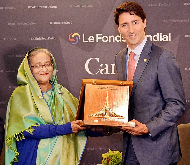 বাংলাদেশের মুক্তিযুদ্ধে বিশেষ অবদানের স্বীকৃতি হিসেবে কানাডার সাবেক প্রধানমন্ত্রী পিয়েরে ট্রুডোকে মরণোত্তর ‘বাংলাদেশ মুক্তিযুদ্ধ সম্মাননা’ দেওয়া হয়েছে। সাবেক এই প্রধানমন্ত্রীর ছেলে দেশটির বর্তমান প্রধানমন্ত্রী জাস্টিন ট্রুডোর হাতে এই সম্মাননা তুলে দেন বাংলাদেশের প্রধানমন্ত্রী শেখ হাসিনা। ছবি: ফোকাস বাংলা
