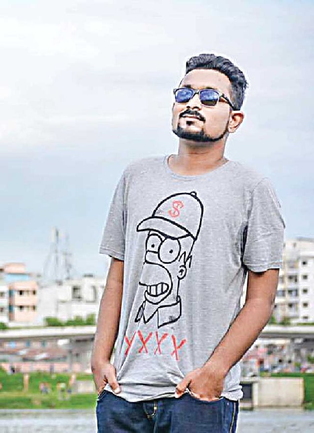 পবিত্র ঈদুল আজহার রাতে নগরের এম এম আলী সড়কে গাড়ির ধাক্কায় রিকশা থেকে ছিটকে ঘটনাস্থলেই মারা যান বিশ্ববিদ্যালয়ছাত্র জাহিন ফাইয়াজ হক (২০) l ছবি: সংগৃহীত