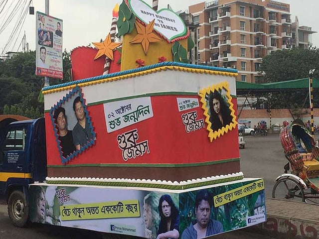 জেমসের ছবি সংবলিত কেক ঘুরছে শহরজুড়ে