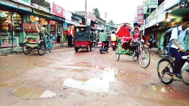 দোহার পৌরসভার জয়পাড়া কলেজ–থানার মোড় সড়ক খানাখন্দে ভরা। জয়পাড়া বাসস্ট্যান্ড এলাকা থেকে সম্প্রতি তোলা ছবি l প্রথম আলো
