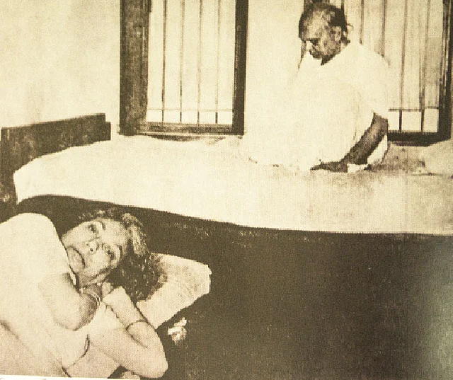 অন্তিম শয্যায় প্রমীলা, নিজের খাটে বসে তাঁর মাথার দিকে চেয়ে আছেন নির্বাক নজরুল। ছবি: সংগৃহীত
