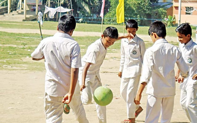 বিদ্যালয়ের পাশে রয়েছে বিশাল খেলার মাঠ। এখানেই নিয়মিতই খেলাধুলা করে শিক্ষার্থীরা l প্রথম আলো