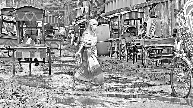 বৃষ্টি হোক না হোক, মহাখালীর জনস্বাস্থ্য ইনস্টিটিউট এলাকার সড়কটির এই অবস্থা থাকে প্রায় সব সময়। গত সোমবার দুপুরে তোলা ছবি l প্রথম আলো