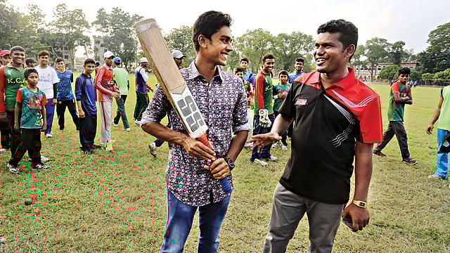 অভিষেক টেস্ট ম্যাচে ঘূর্ণি জাদুতে নিজেকে চিনিয়েছেন মেহেদী হাসান মিরাজ। সিরিজ শেষে ছুটে গিয়েছিলেন বাড়িতে, দেখা করতে ভোলেননি গুরুর সঙ্গে। ছবি: জাহিদুল করিম