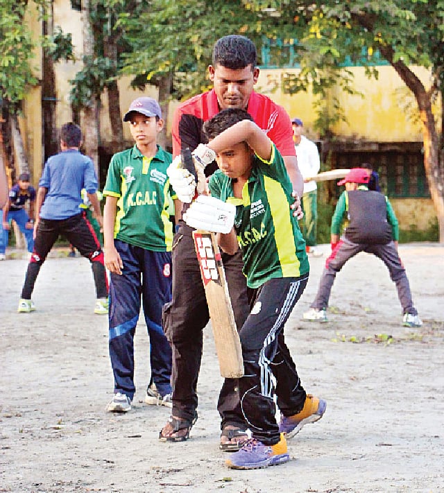 এমন অনেক খুদে ক্রিকেটারের হাতেখড়ি আল মাহমুদের হাতে। ছবি: সাদ্দাম হোসেন