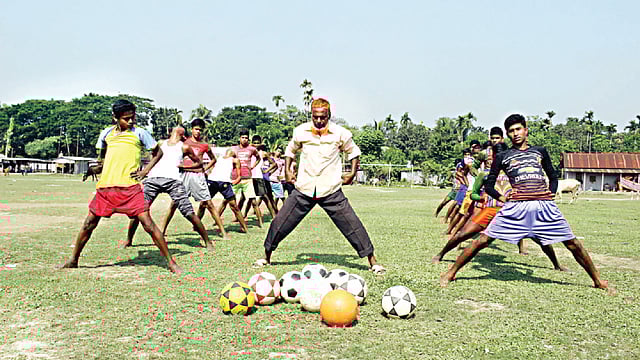 ঈশ্বরগঞ্জ বড় মাঠে তরুণ ফুটবলারদের নিয়ে অনুশীলনে ব্যস্ত আবদুল হালিম l ছবি: জগলুল পাশা