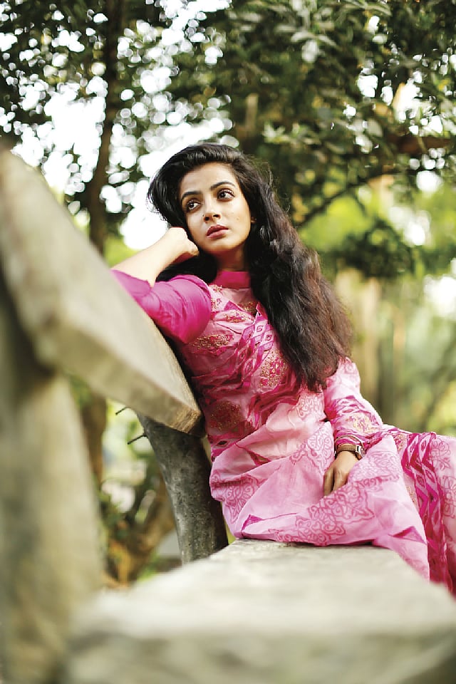 নিজেকে ভালোবাসুন, জীবনকে ভালোবাসুন। তাহলে দেখবেন বিষণ্নতা আচ্ছন্ন করতে পারছে না আপনাকে। মডেল: দোয়েল, ছবি: সুমন ইউসুফ