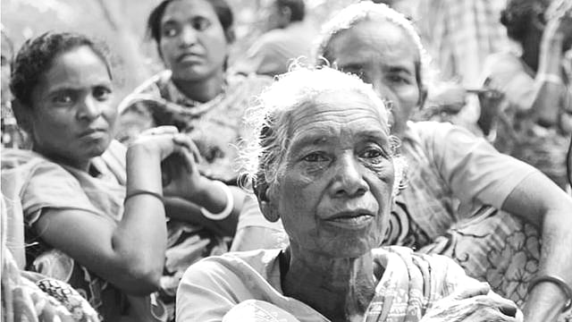 সাঁওতালদের বাড়িঘরের সঙ্গে একাত্তরের মূল্যবোধও পুড়ে যাচ্ছে