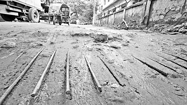 ইসিবি চত্বর থেকে মানিকদী, বালুঘাট হয়ে বাউনিয়া বাজার পর্যন্ত প্রায় চার কিলোমিটার সড়ক চলাচলের অনুপযোগী। অপ্রশস্ত সড়কে বড় বড় গর্ত এবং সড়কবাতি না থাকায় ঝুঁকি নিয়ে যানবাহন চলাচল করছে। গতকালের ছবি l প্রথম আলো