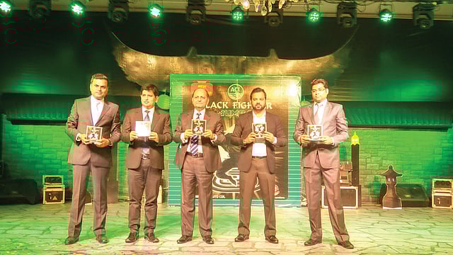 কয়েল বাজারজাতকরণ উপলক্ষে গত শনিবার রাতে রাজধানীর একটি হোটেলে আয়োজিত অনুষ্ঠানে এসিআই ও এস সি জনসনের কর্মকর্তারা l ছবি: এসিআইয়ের সৌজন্যে