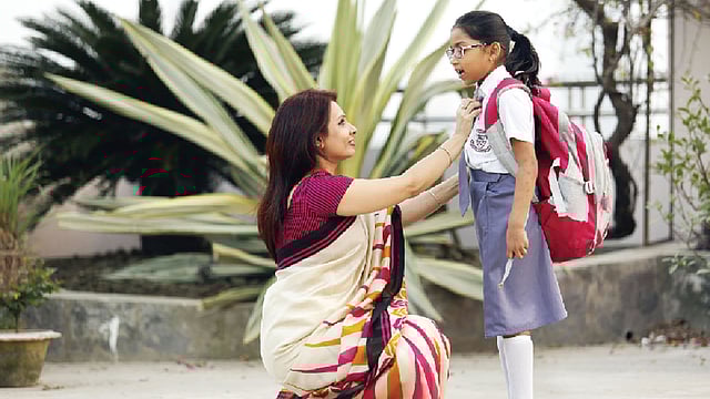 শিশুকে বকা না দিয়ে হাসিমুখে বুঝিয়ে বলুন। ছবি: অধুনা