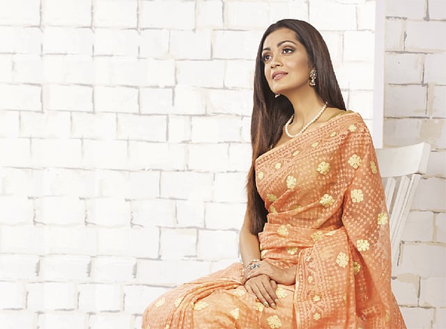 বিপিএল উপলক্ষে ঢাকায় এসেছেন ভারতীয় অভিনেত্রী, মডেল ও উপস্থাপক শিনা চৌহান। এক ফাঁকে নকশার ফটোশুটে অংশ নিলেন। পরলেন বাংলাদেশের জামদানিসহ আরও কিছু পোশাক। পোশাক ও গয়না: আড়ং, সাজ: নুজহাত খান, স্থান কৃতজ্ঞতা: ক্যানভাস স্টুডিও, ছবি: কবির হোসেন