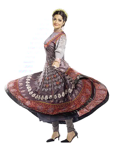 আনারকলির সঙ্গে বেণি বা খোঁপা মানাবে। পোশাক: ড্রেসিডেল