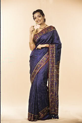 শাড়ির সঙ্গে মেকআপ কেমন হবে, নির্বাচন করতে হবে স্থান বুঝে। শাড়ি: আড়ং