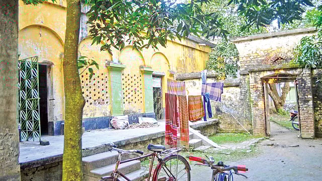চুয়াডাঙ্গার এই বাড়িতেই এক মাস ধরে শুটিং হয়েছিল কখগঘঙ চলিচ্চত্রের। এখন এটি কবরী মেস নামে পরিচিত l ছবি: শাহ আলম