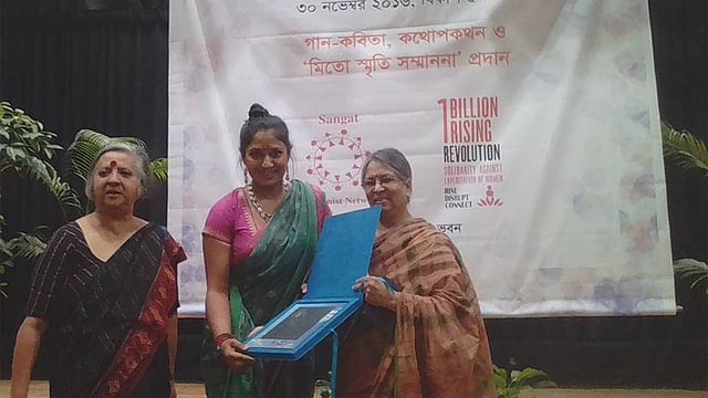 ওয়াসফিয়া নাজরীনের হাতে ‘মিতো স্মৃতি সম্মাননা পদক’ তুলে দিচ্ছেন সাবেক তত্ত্বাবধায়ক সরকারের উপদেষ্টা সুলতানা কামাল। ছবি: নাসরিন আকতার