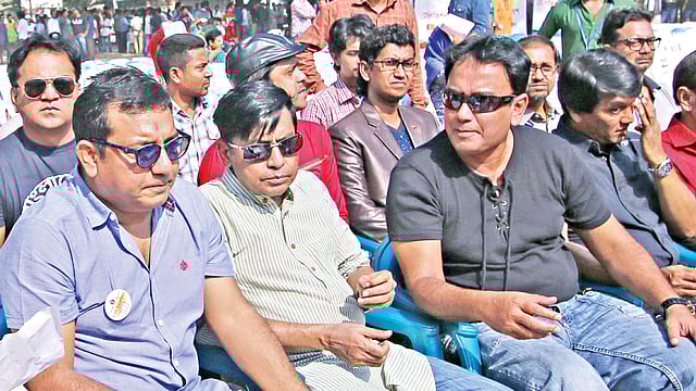 বাঁ থেকে মীর সাব্বির, তৌকীর আহমেদ, শহীদুজ্জামান সেলিম, জাহিদ হাসান ও আজিজুল হাকিম