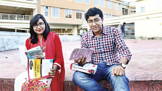 আয়শা লস্কর ও জয়ন্ত মোদক, একসঙ্গে দুই ডিগ্রি নিচ্ছেন তারা দুজন। পদার্থবিজ্ঞান ও কম্পিউটার সায়েন্স অ্যান্ড ইঞ্জিনিয়ারিং—দুটো বিষয়ের বইই থাকে তাঁদের ঝুলিতে।
