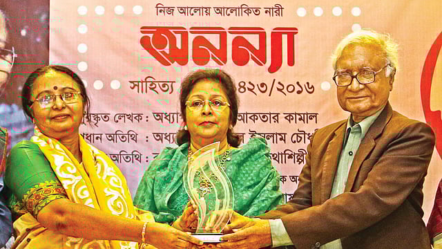 অনন্যা সাহিত্য পুরস্কার ১৪২৩ পেলেন বেগম আকতার কামাল (বাঁয়ে)৷ গতকাল বিকেলে জাতীয় জাদুঘরে তাঁর হাতে পুরস্কার তুলে দেন অনন্যা সম্পাদক তাসমিমা হোসেন ও ইমিরেটাস অধ্যাপক সিরাজুল ইসলাম চৌধুরী l প্রথম আলো