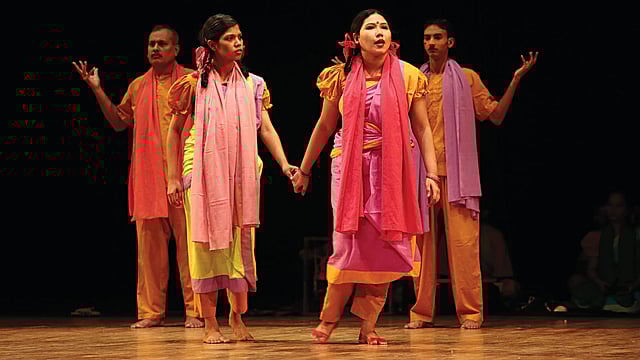 জাতীয় নাট্যশালায় সুন্দরী নাট্যমেলায় গতকাল মঞ্চস্থ কমলা সুন্দরী নাটকের একটি দৃশ্য l ছবি: প্রথম আলো